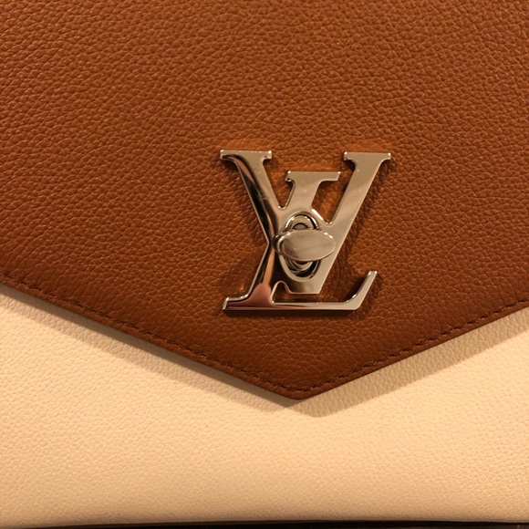 ✨🍁Beautiful Versatile Louis Vuitton Lockme🍁✨ - Picture 4 of 7